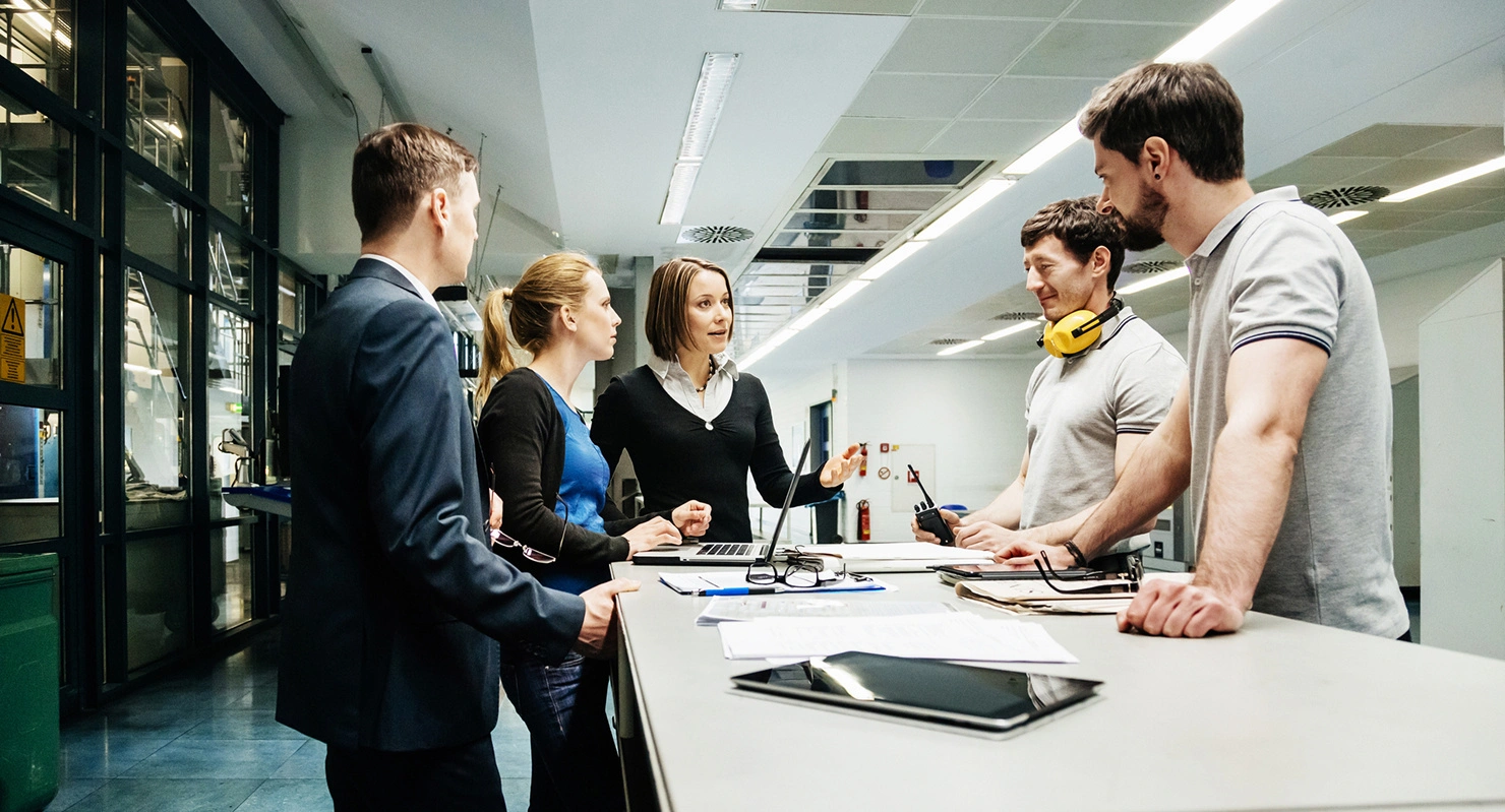 Moderner Arbeitsplatz, junges Team, offene Kommunikation, Büroalltag bei ZAG in Deutschland.