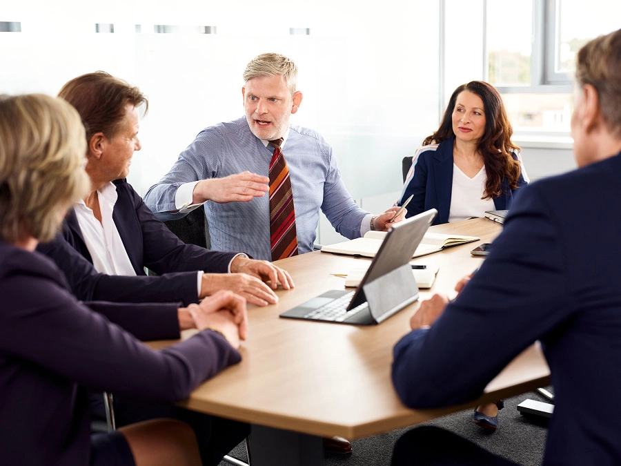 Asesores con amplia experiencia en reuniones, planificación estratégica, desarrollo empresarial, trabajo en equipo, coaching empresarial, ZAG, asesoramiento profesional, trabajo digital, estrategia empresarial y colaboración eficaz.