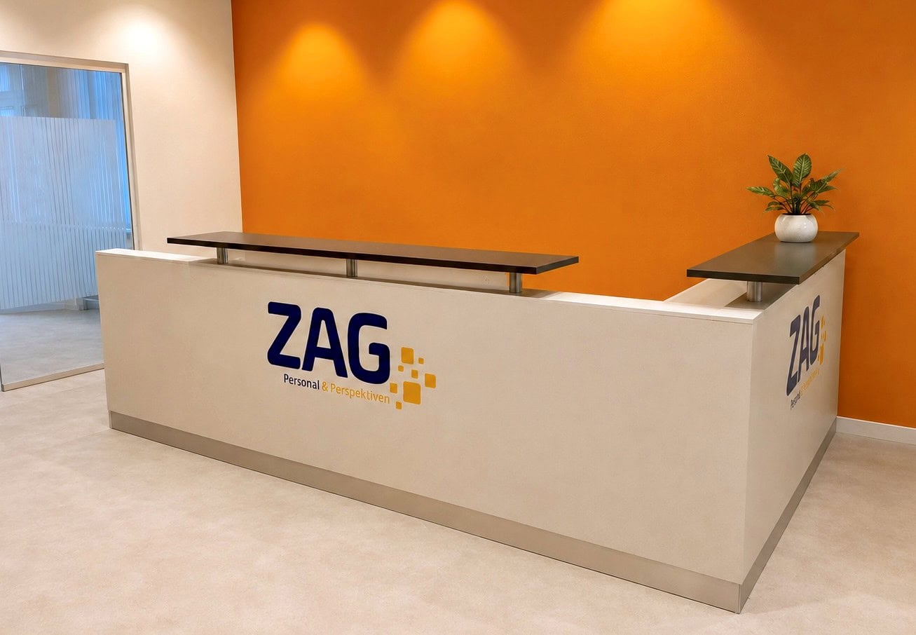 Ghișeul de recepție ZAG, cu logo-ul companiei și un design modern, întâmpină vizitatorii în zona de intrare.