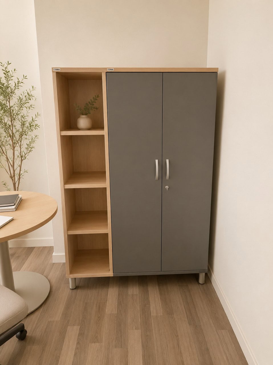 Un spațiu de depozitare elegant, cu un dulap modern de culoare gri și rafturi deschise din lemn, ideal pentru birou sau acasă, care îmbină funcționalitatea cu designul.