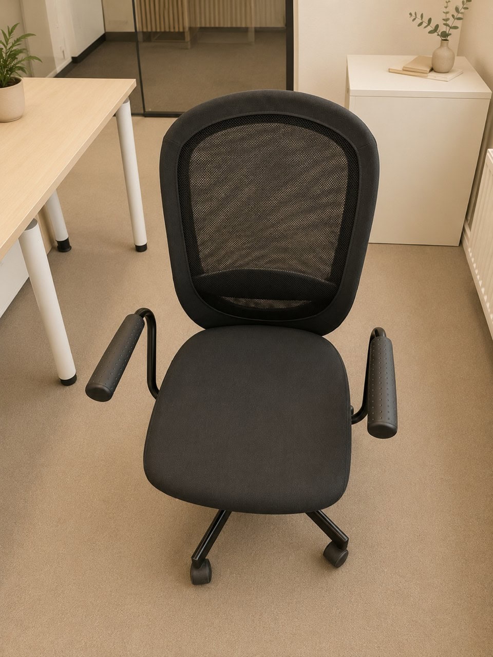 Scaun de birou cu spătar din plasă, cotiere reglabile și roți, pentru o muncă ergonomică la birou. Perfect pentru o poziție confortabilă și o muncă productivă.