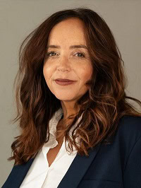 Mujer de aspecto profesional, con el pelo castaño y pintalabios oscuro, que lleva una chaqueta oscura, ante un fondo neutro.